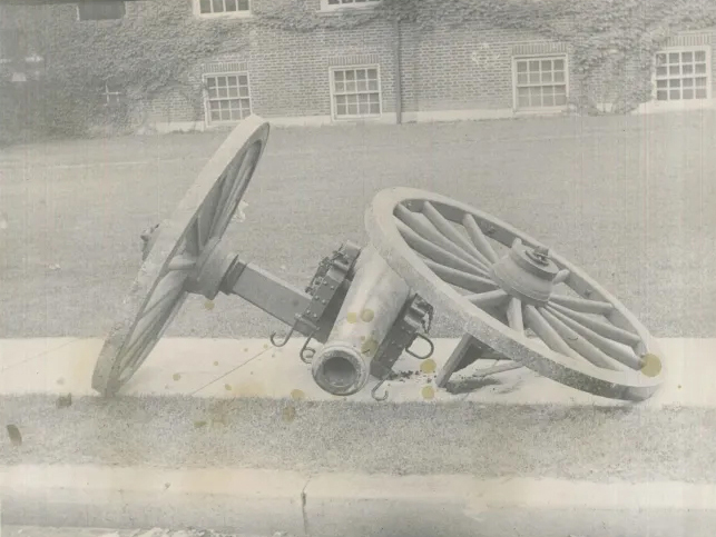 Photo of a cannon with a broken wheel at Gettysburg College