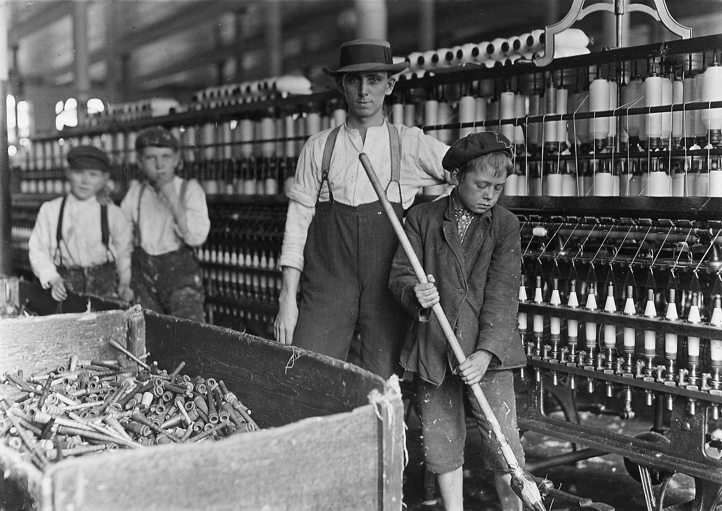 http://www.archives.gov/press/press-kits/picturing-the-century-photos/images/sweeper-and-doffer-in-cotton-mill.jpg