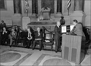 Meese and Warner at NARA Independence ceremony, 1984