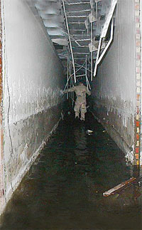 القبو المغمور بالمياه لمقر مخابرات صدام حسين، أيار/مايو 2003