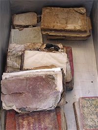 الكتب والوثائق اليهودية العراقية معبأة في صناديق لغرض الشحن، حزيران/يونيو 2003