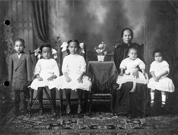 "Lee Wai She and children"