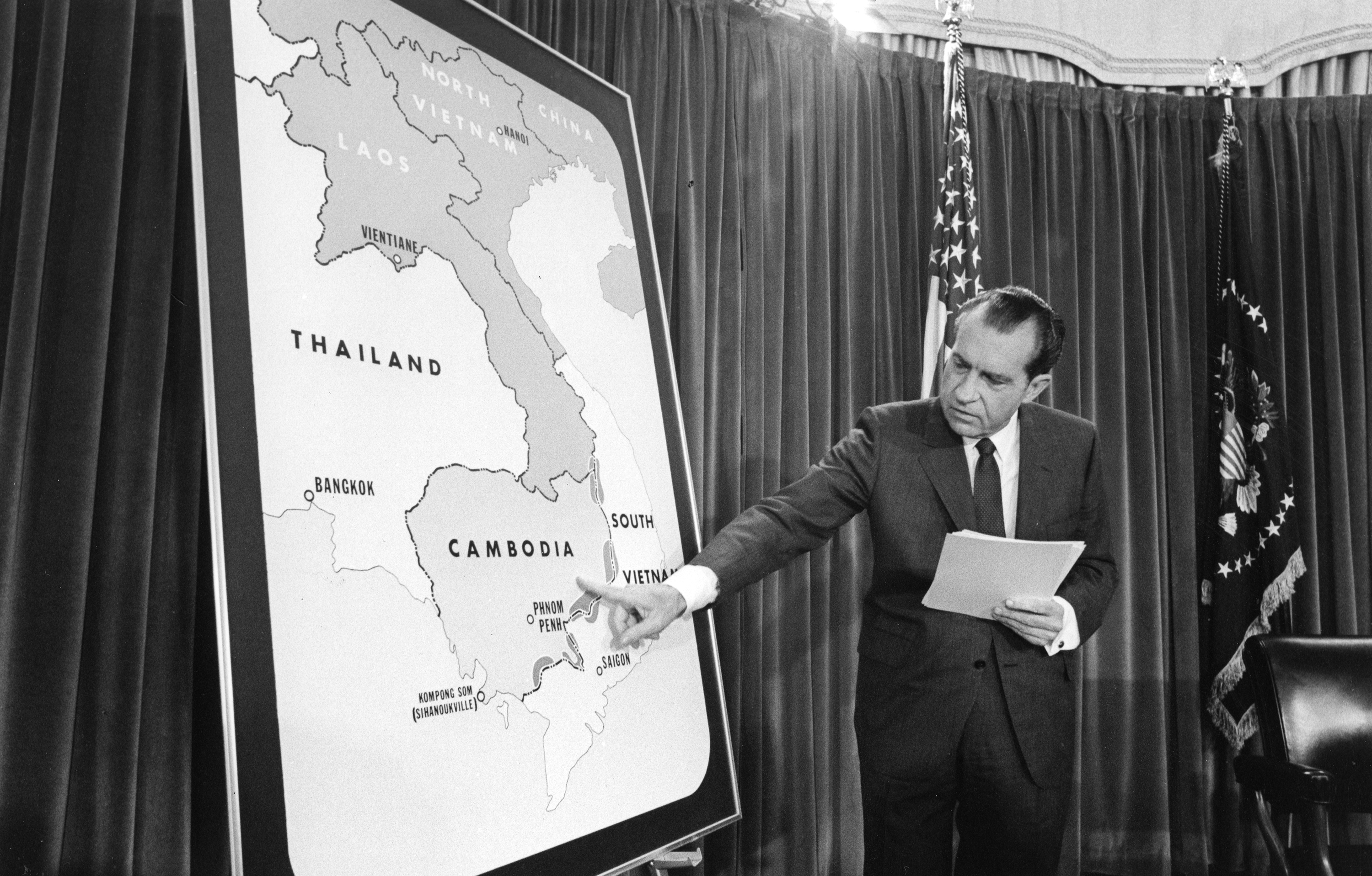 Nixon with map of Cambodia
