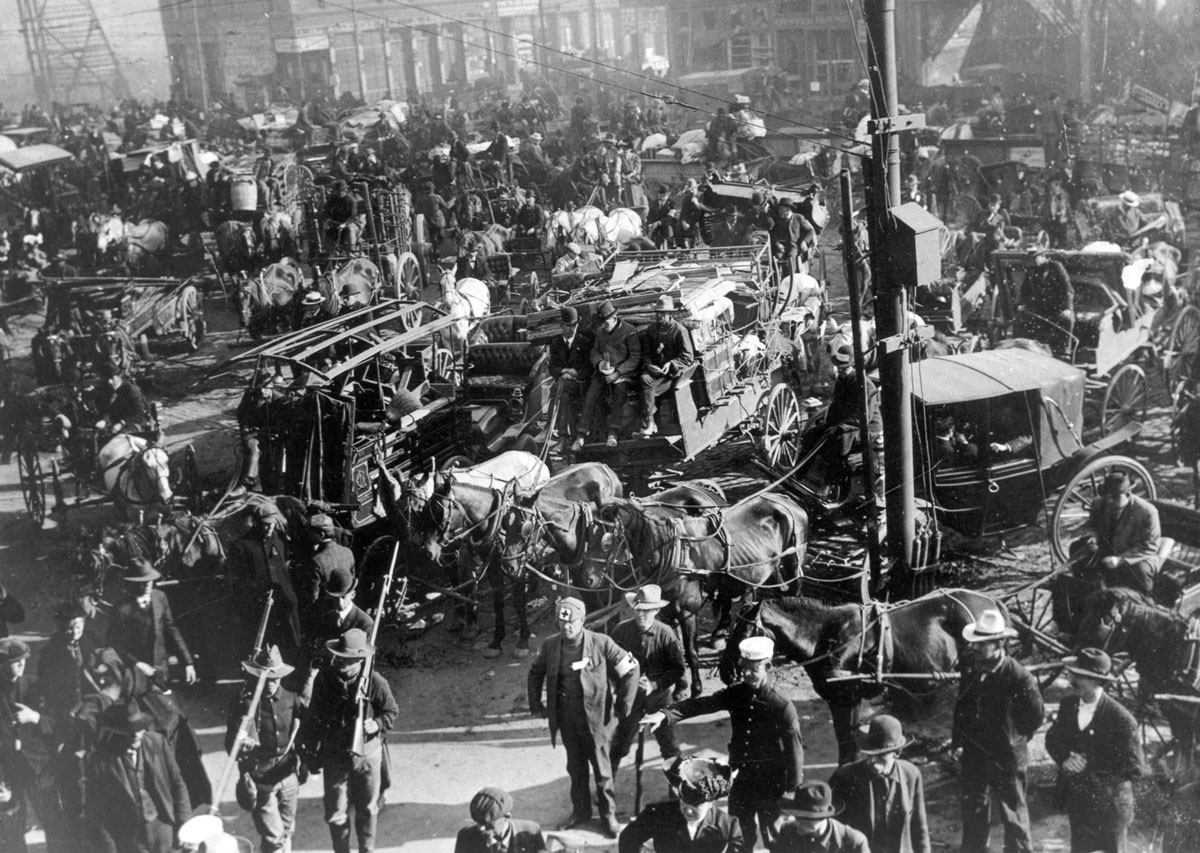 Crowd of people leaving San Francisco after the 1906 earthquake