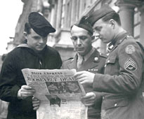 U.S. servicemen in London read news of Roosevelt s death