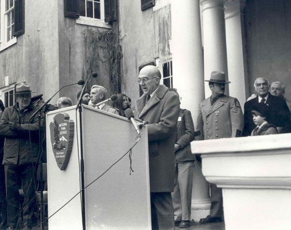 Archivist Robert M.Warner speaks from the portico of the Roosevelt home on the centennial of FDR'’s birth