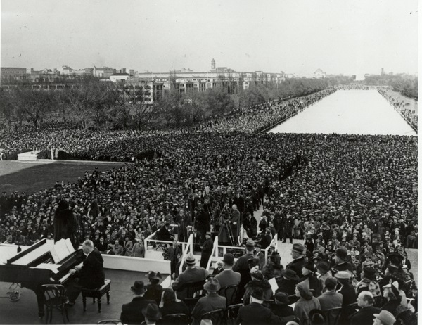 75000 ppl watch Marian Anderson on the National Mall