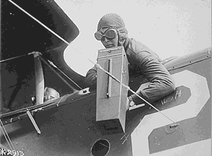 Aeroplane Graflex camera in action. circa 1917-18