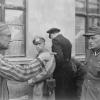 Russian prisoner points out Nazi guard