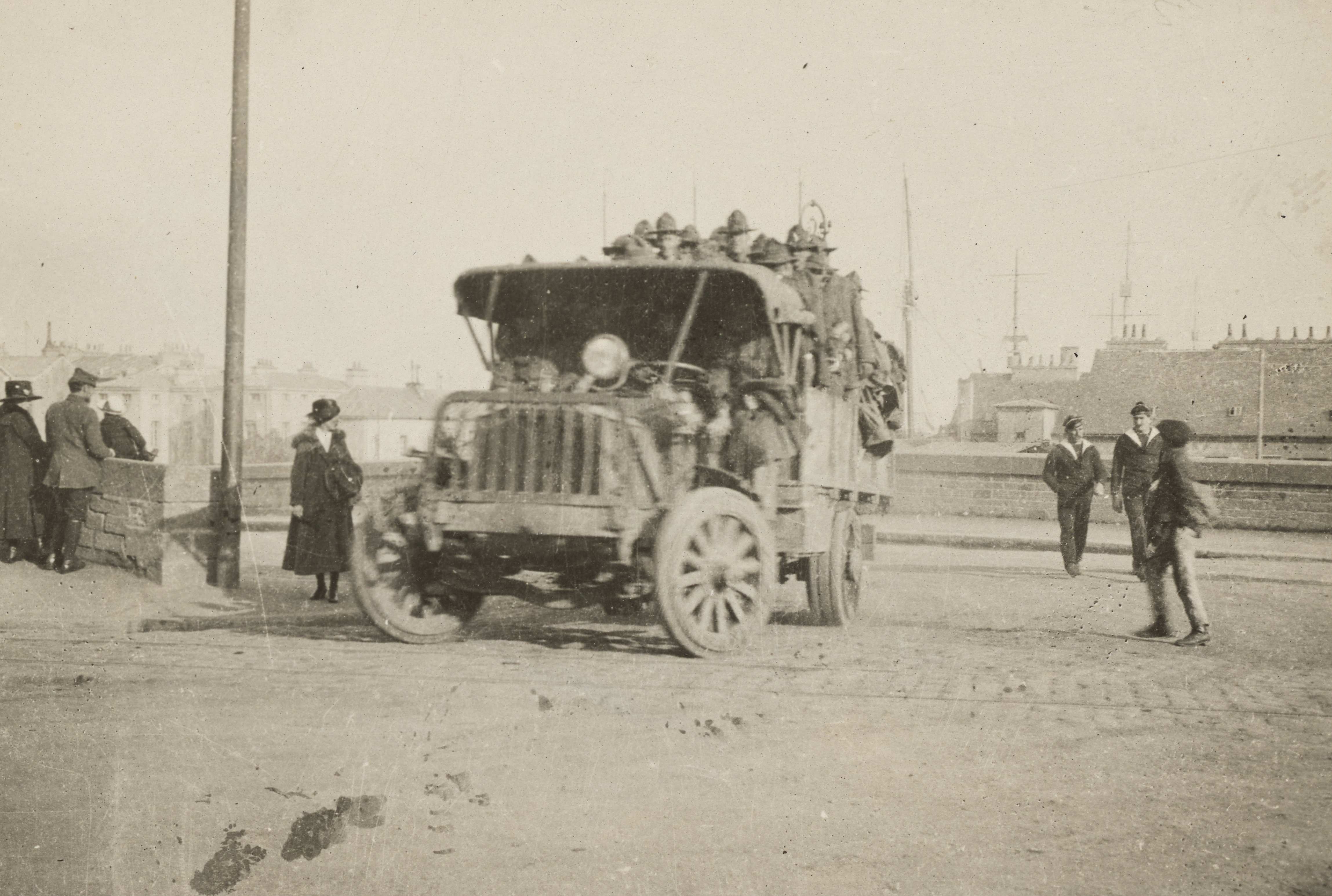 Newly arrived Americans on way to French camps